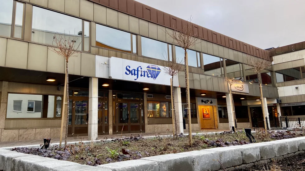 Safiren ska renoveras, vilket får kommunfullmäktige att byta lokal. 