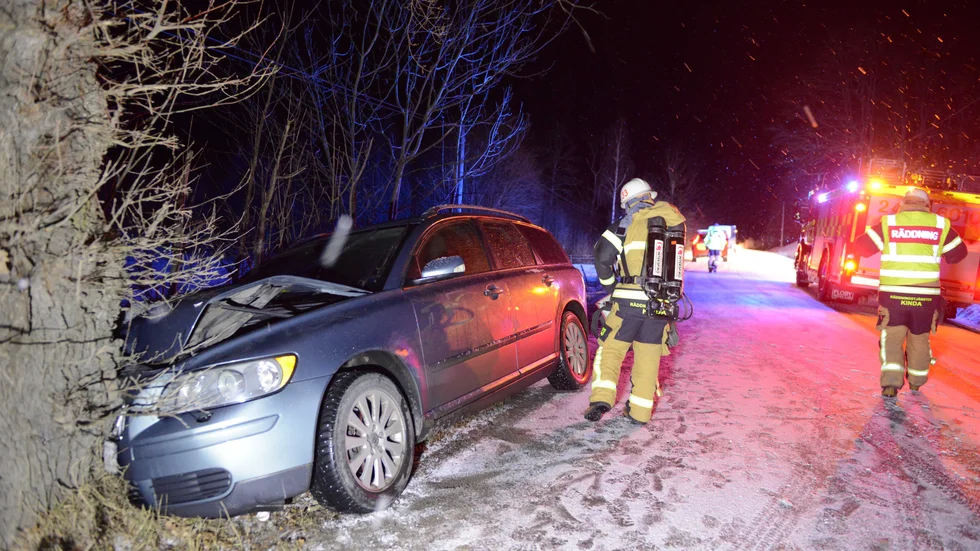 Föraren, som var ensam i bilen, åkte av vägen och in i en grov gammal ek. Föraren skadades inte allvarligt och behövde inte följa med ambulans till sjukhus.