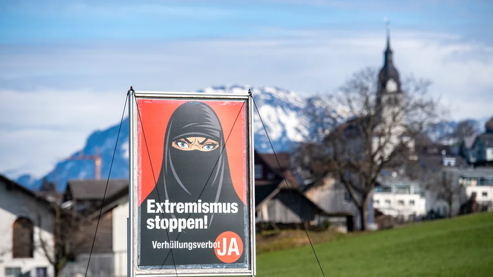 Heltäckande slöja kopplas samman med extremism på förbudssidans affischer.