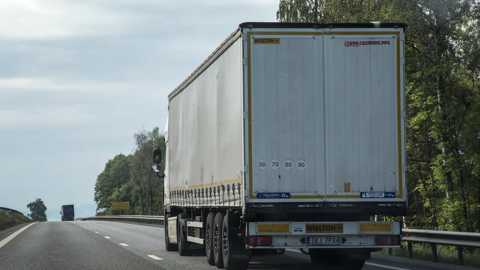 Allt vanligare syn: Tung trafik på väg. Kanske mera allvarligt för miljön än suvar?