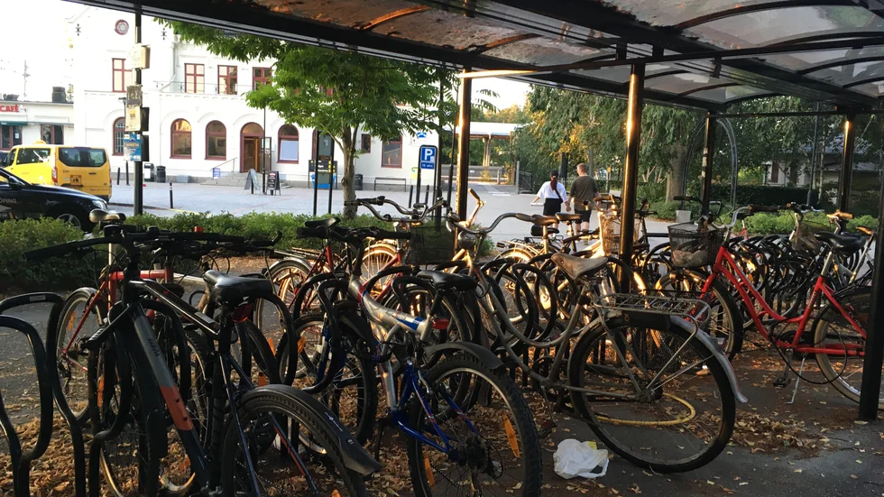 Runt stationsområdet i enköpings stjäls många cyklar.