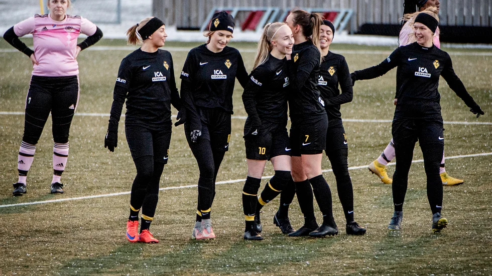 Vid seger i derbyt så hänger Myckle på i toppen.