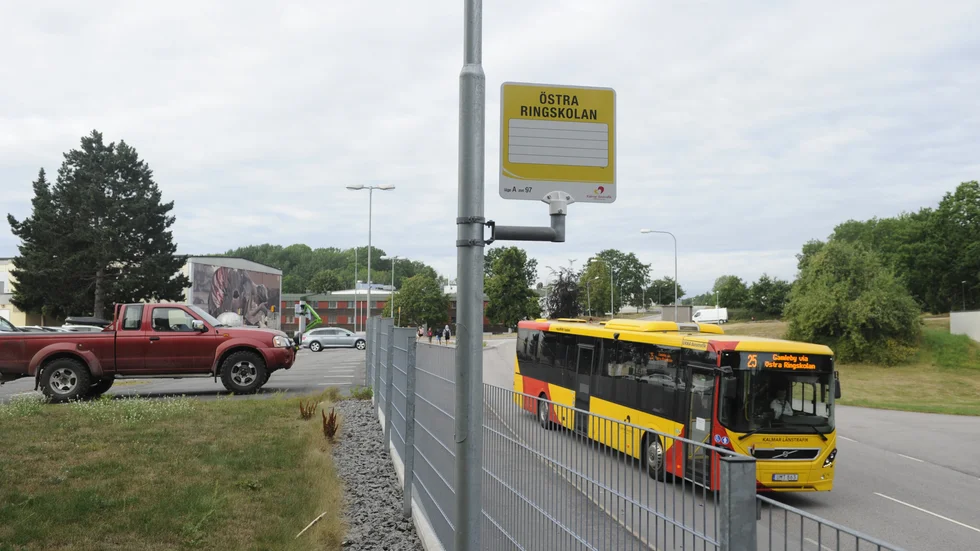 Högstadieelever som åker buss mellan Överum och Östra ringskolan i Gamleby upplever att flera bussturer under första skolveckan varit överfulla.