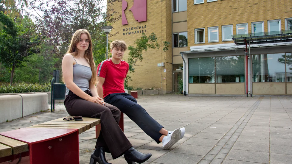 "Jag hoppas att det kommer funka och att de inte behöver stänga skolorna igen", säger Vilja Elfving. Hon och Albin Hevius är nöjda över att vara tillbaka i skolan.