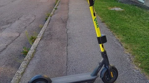 Vem är ansvarig om någon ramlar över en ”parkerad” kickbräda, undrar insändarskribenten.
