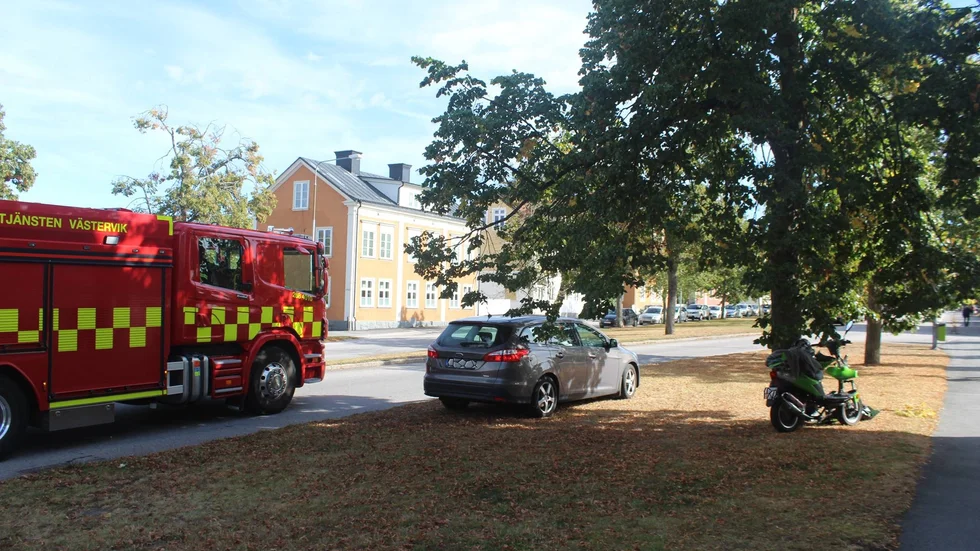 En personbil har krockat med en moped i centrala Västervik.