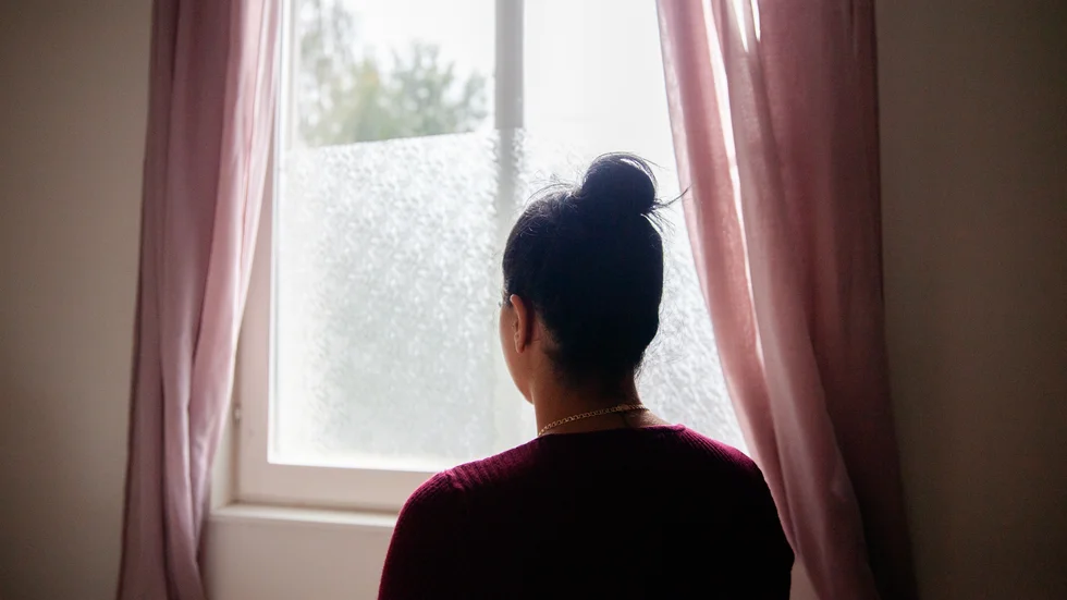  "Lena", som varit behandlingsassistent på vårdboendet, gjorde i somras en anmälan till Ivo.
Hon hävdar att tjejerna på boendet far illa. Men enligt föreståndaren är alla anklagelser påhittade. 