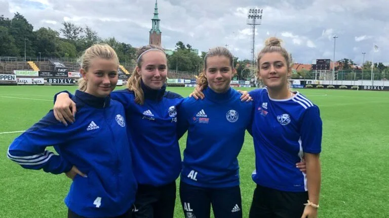 Skelleftetjejerna Nova Zwang Sundin, Clara Lindström, Alice Lindgren och Elsa Sundbom efter Västerbottens semifinalseger.