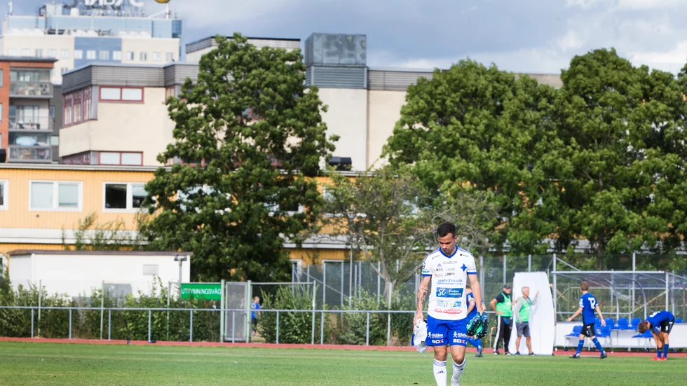 Patrik Pettersen deppar efter IFK Luleås förlust borta mot Täby. En match som var relativt jämn spelmässigt men som slutade med en resultatmässigt klar seger för hemmalaget Täby.