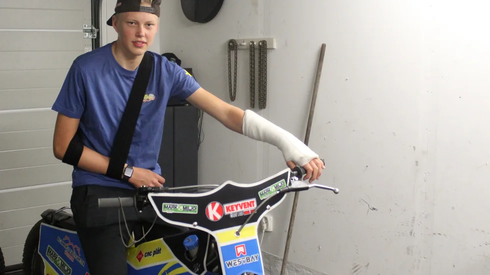 Noel Wahlqvist är tillbaka på speedwaycykeln i garaget, men han får vänta flera veckor innan han vara tillbaka på banan.