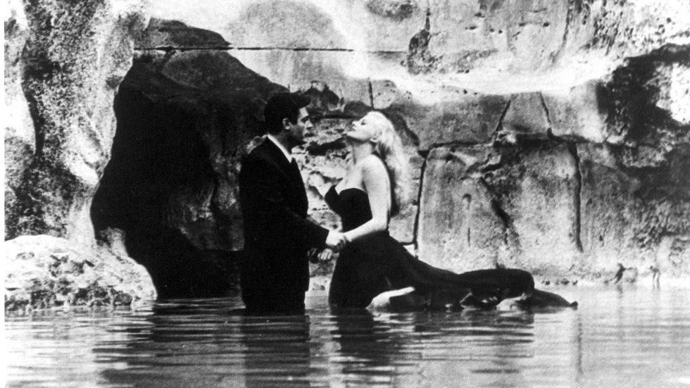 Marcello Mastroianni och Anita Ekberg i den berömda filmscenen från Fellinis "Det ljuva livet". Pressbild.