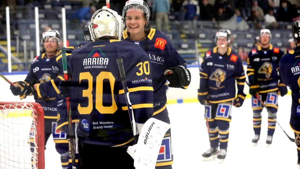 Anton Malmborg höll nollan och gratuleras här av Herman Johansson.