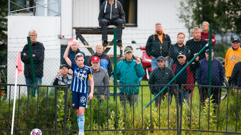 Publiken har delvis samlats utanför LF Arena när Piteå IF har spelat. Snart väntas flera hundra även få komma in på arenan.