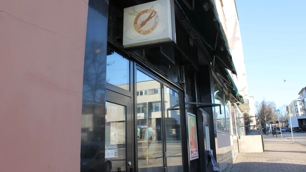 Bomber Bar i Motala fortsätter med sitt nöjesutbud.
Man har coronaanpassats lokalerna genom bland annat en ombyggnad berättar Kalle Lindén.