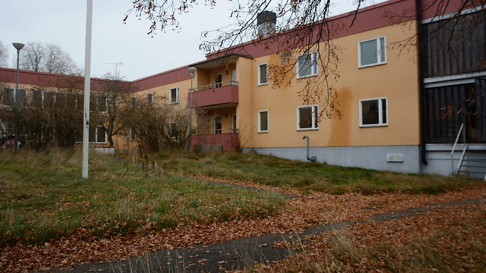 Fastigheten har länge stått utan tillsyn och förfallit. Nu avser den nya ägaren att utveckla den för någon form av bostäder.