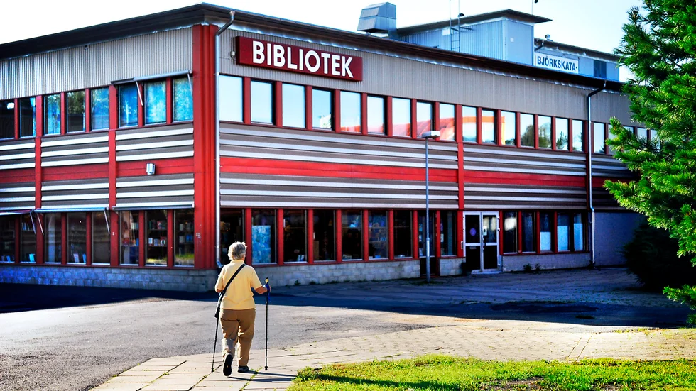 Björkskataskolan och biblioteket kan få en ny granne, då NCC och Riksbyggen vill bygga ett seniorboende i skogsdungen intill. 