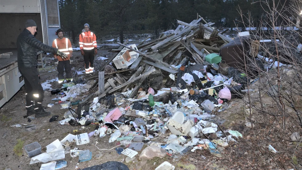 Magnus Vannar tillsammans med sina anställda på Jokkmokks Återvinningscentral tar hand om, och kör bort, det dumpade avfallet