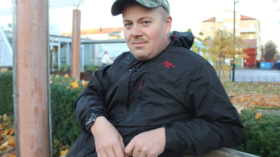 Jättedumt att inte kunna betala på autogiro, tycker Philip Torell. De pengar han förlorar på det är en stor summa för hans del. Med  en låg inkomst är två gratis resemånader betydelsefulla för hela hans ekonomi.