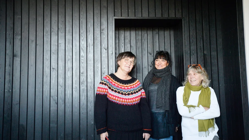 Marie Lindgren, Sonia Sjögren och Åsa Rehnström är tre av konstnärerna som är med i föreningen Skogen. Här syns de i det som ska bli ett rum för tillfälligt konstarbete. 
