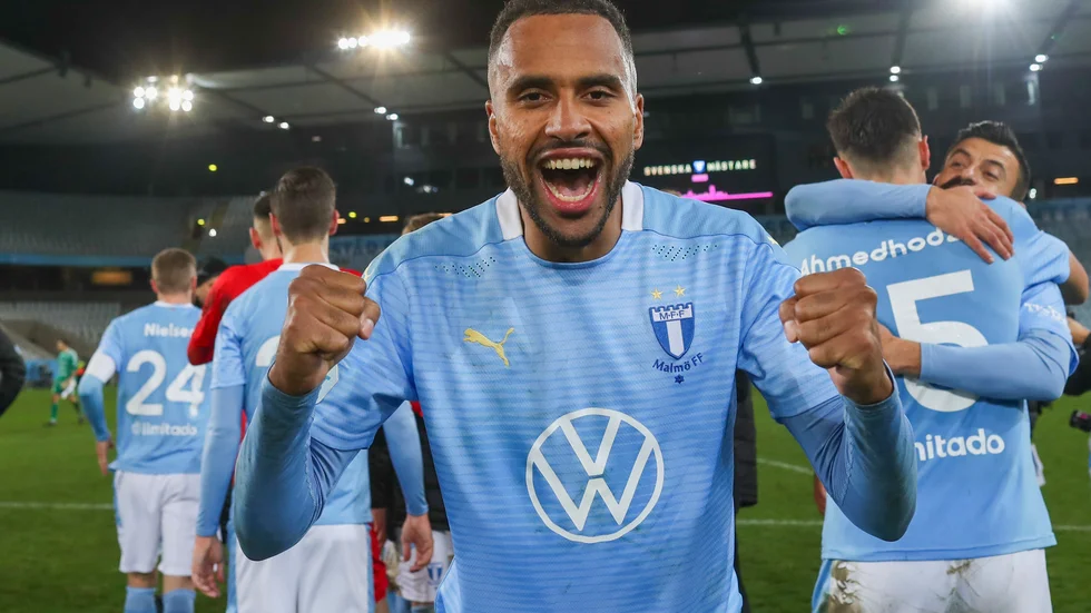 Malmö FF:s Isaac Kiese Thelin jublar efter att ha säkrat SM-guldet.