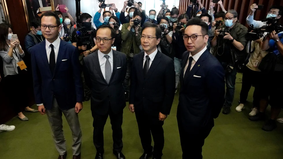 De avstängda parlamentsledamöterna Dennis Kwok, Kenneth Leung, Kwok Ka-Ki och Alvin Yeung under en presskonferens i Hongkong på onsdagen.