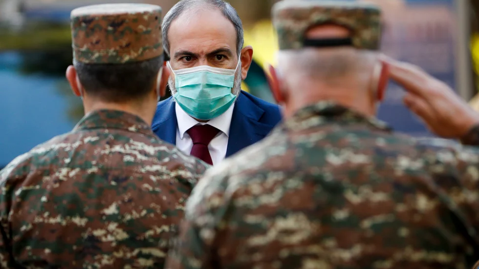 Armeniens premiärminister Nikol Pasjinjan hälsar på militärer. Arkivbild.