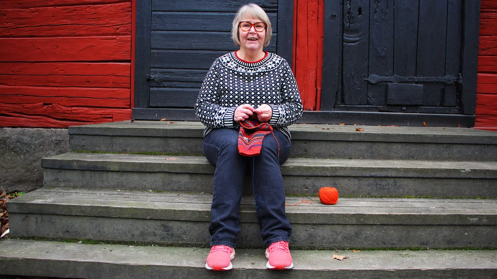 Johanna Wallin stickar flera timmar om dagen.