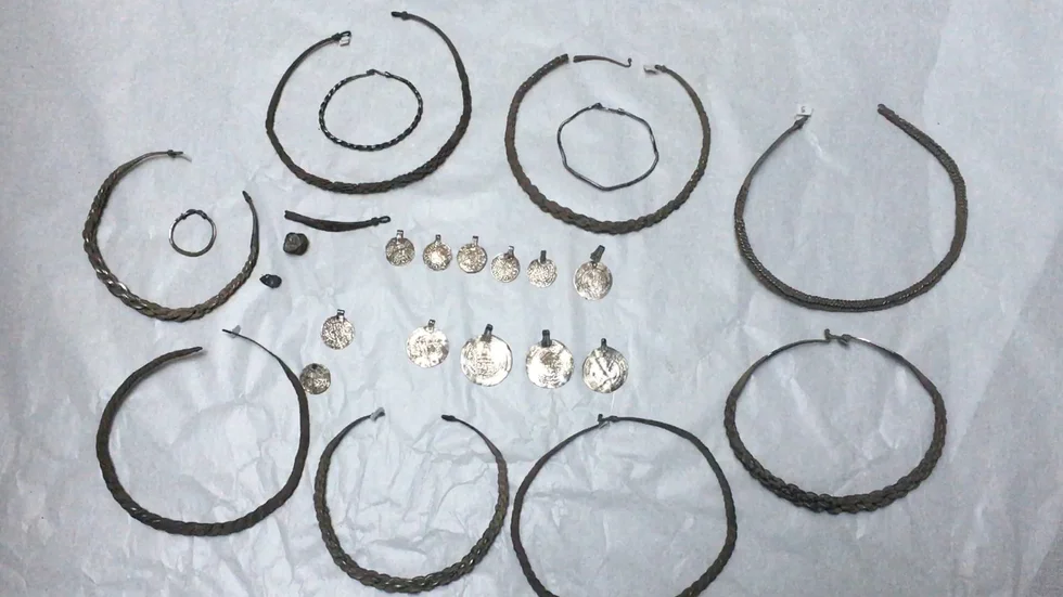 Totalt innehöll skatten åtta halsringar av silver, två armringar, en ring, två pärlor och tolv mynthängen, det vill säga mynt som använts som hängsmycken.