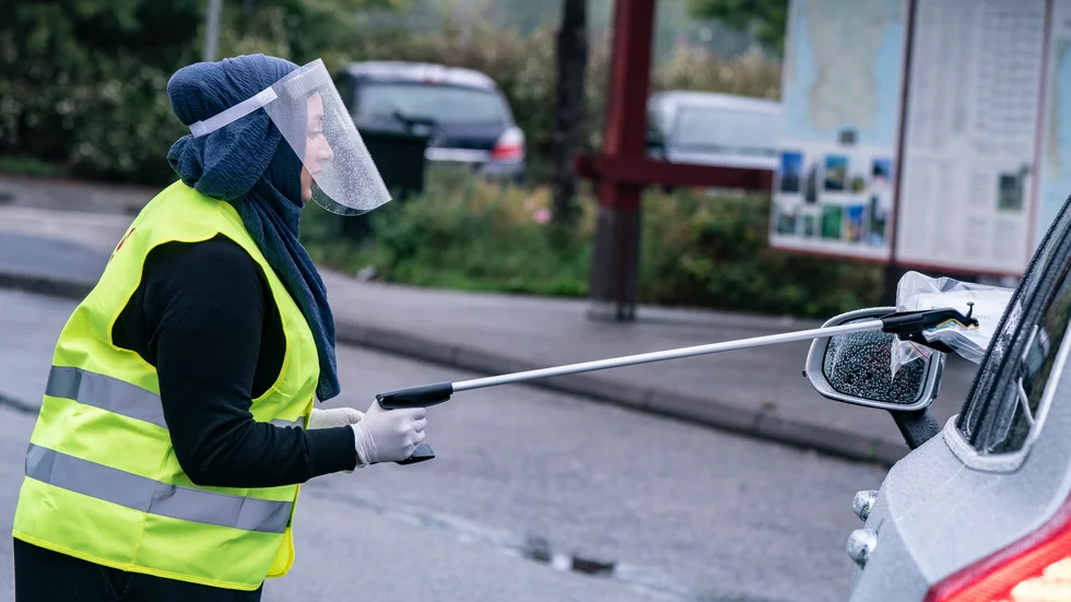 Förra veckan kom Norrbotten i gång med egenprovtagningen, bland annat via de provtagningsstationer där det går att hämta och lämna in sitt test. Regionen upplever nu ett stort tryck och ser över om det går att utöka möjligheten till egenprovtagning.