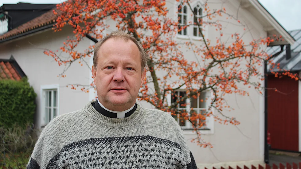 Det ekonomiska läget är tufft i församlingen och kyrkoherde Magnus Svensson anser att han som ansvarig måste se vad som kan vara rimligt att göra.