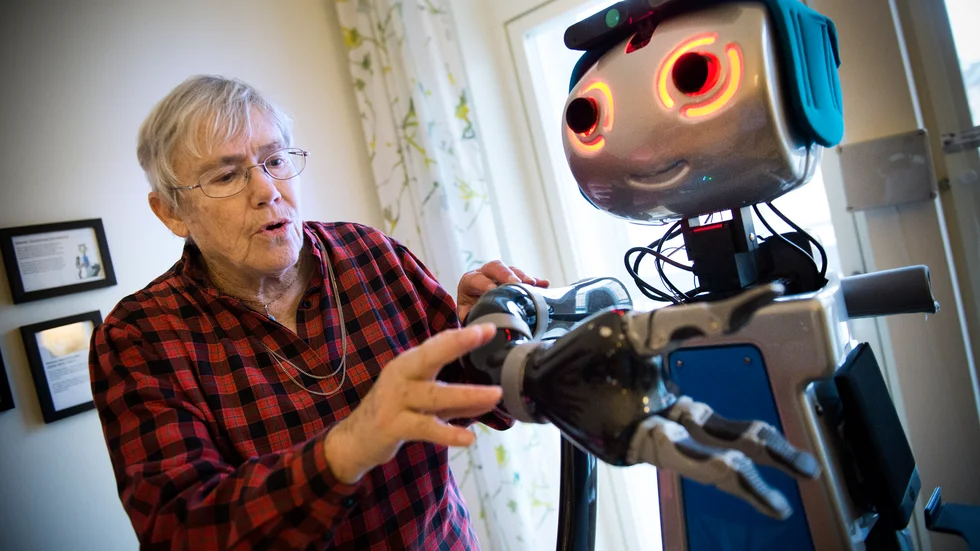 Vårdrobot fotograferad 2015 i en försöksverksamhet i Örebro.