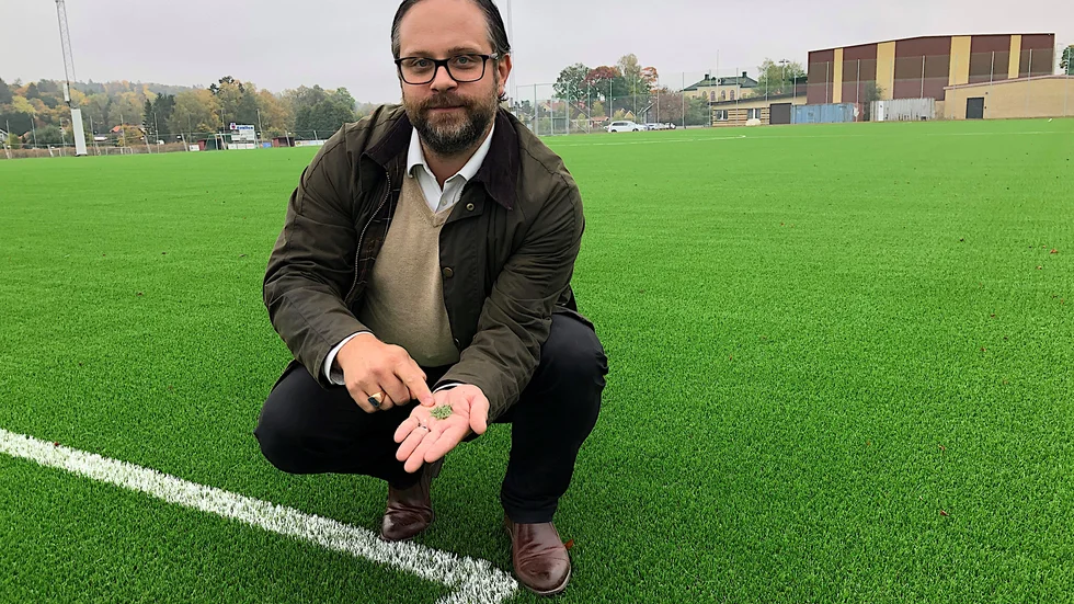Bilden togs i september då Christopher Hoerschelmann, idrotts- och fritidschef i Enköpings kommun visade upp den nya konstgräsplanen i Örsundsbro.