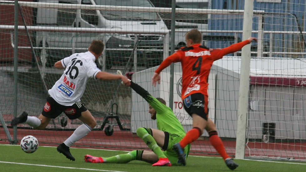 Markus Uppling håller sig framme framför Karlskronas målvakt Tobias Wennergrund. Men inget mål denna gång. Maif ledde med 1-0 i paus, men tappade matchen och förlorade med 1-3 mot seriens jumbo.