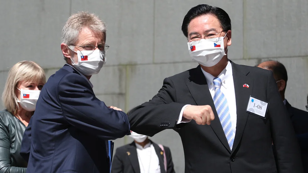 Talmannen i Tjeckiens parlament, Milos Vystrcil, hälsas av Taiwans utrikesminister Joseph Wu i samband med ett tal på ett universitet i Taipei.