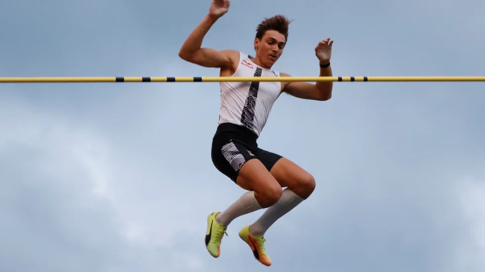 Armand Duplantis tog sig över 6,07 meter, innan han stoppades av mörkret i en stavhoppsgala i centrala Lausanne i onsdags.