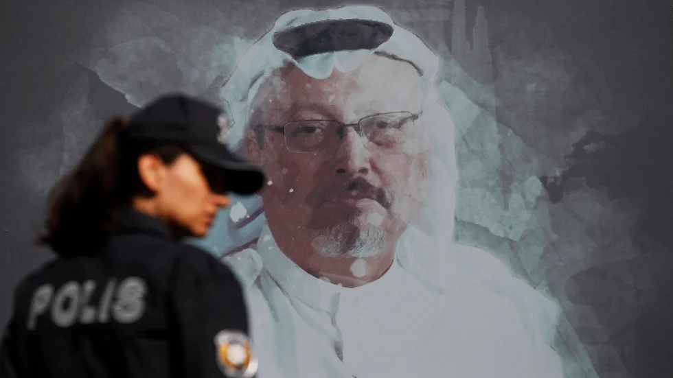 En turkisk polis framför en avbildning av den mördade saudiske journalisten Jamal Khashoggi nära Saudiarabiens konsulat i istanbul. Arkivbild.