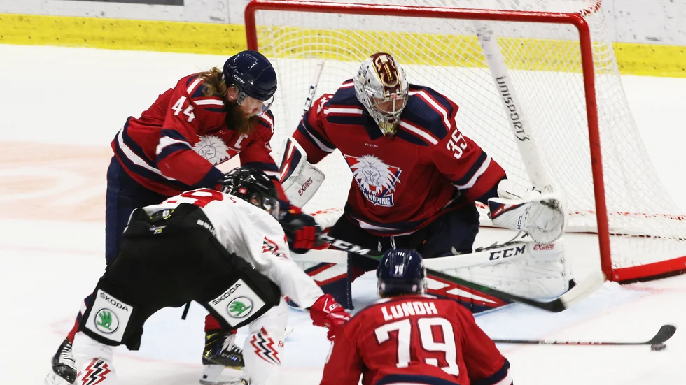 Nye LHC-målvakten Niklas Lundström fick släppa två puckar förbi sig mot sitt gamla lag.