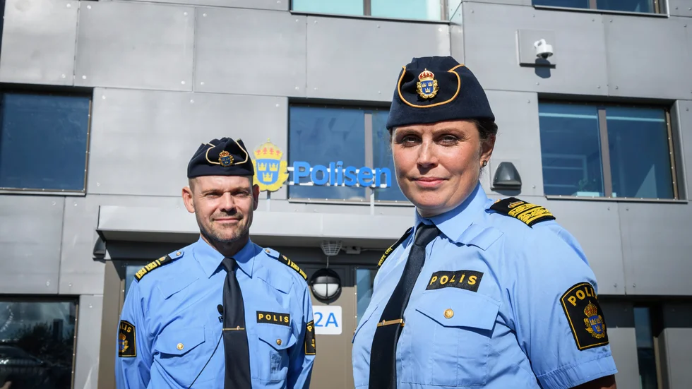 "Vi ska göra allt som står i vår makt för att bryta våldskurvan", säger Patrick Ungsäter, chef i polisområde Stockholm Nord, när polishuset i Rinkeby öppnade för allmänheten. T.h. Rinkebys lokalpolisområdeschef Therese Rosengren.