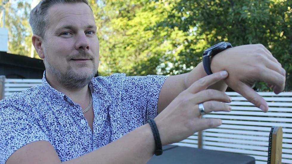 Under huden, mellan tummen och pekfingret, på Tobias Freijes vänsterhand sitter ett microchip, stort som ett riskorn. "Jag har haft ett stort teknikintresse sedan jag var barn och tyckte det här lät spännande", säger han.
