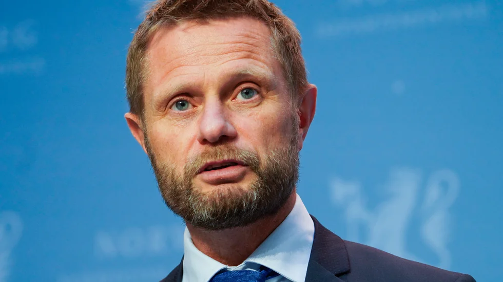 Norges hälsominister Bent Høie (H) uppmanar norrmännen att vara fortsatt covidmedvetna.