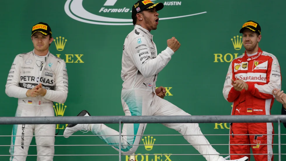 Lewis Hamilton tar ett glädjeskutt när 2019 års VM-titel säkrats. Arkivbild.