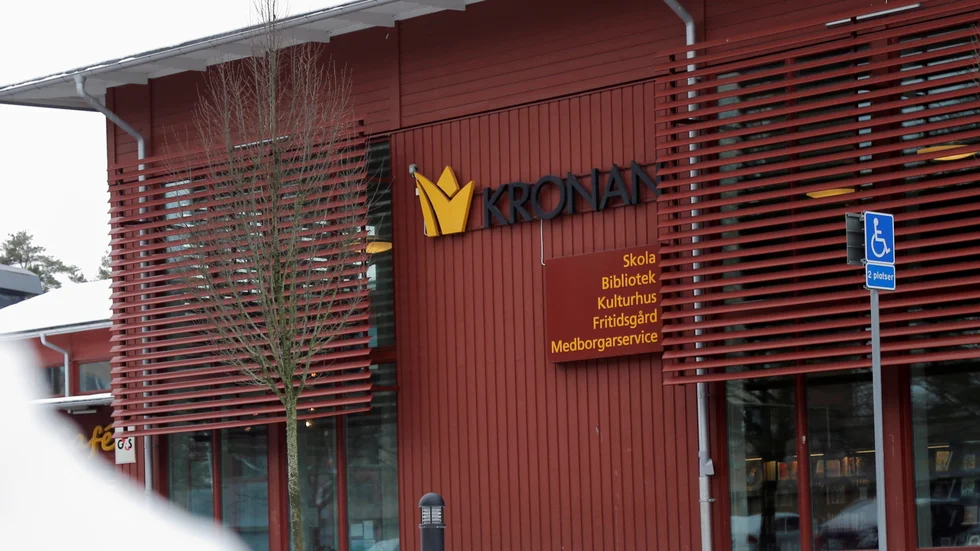 Trollhättan kommer att stänga två skolor hösten 2021 och istället bussa eleverna till andra skolor i staden. En av skolorna är Kronan i stadsdelen Kronogården som blev rikskänd på grund av skolattacken 2015. Arkivbild.