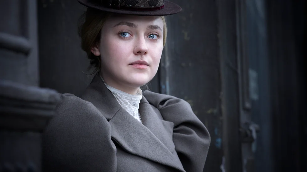 Dakota Fanning spelar Sara Parker en kvinnlig detektiv i New York runt förra sekelskiftet. Serien på Netflix heter "The Alienist" och bygger på en roman av Caleb Carr.