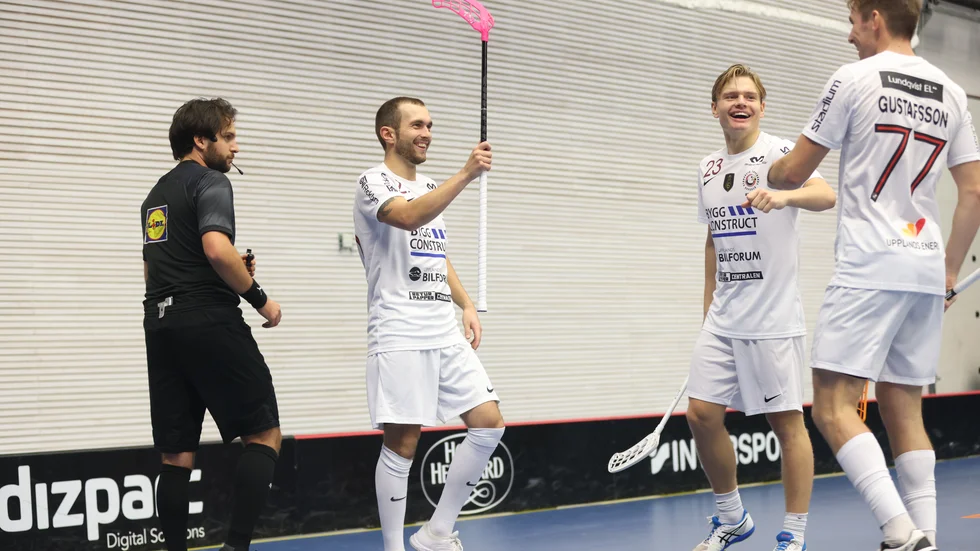 Albin Sjögren skrattar gott efter ett av sina fyra mål i matchen. Hampus Ahrén och Tobias Gustafsson har lika roligt.