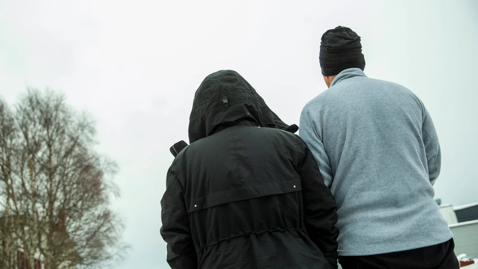 Stina och hennes pappa vill inte framträda i bild eller med namn på grund av hotbilden från den förra pojkvännen.