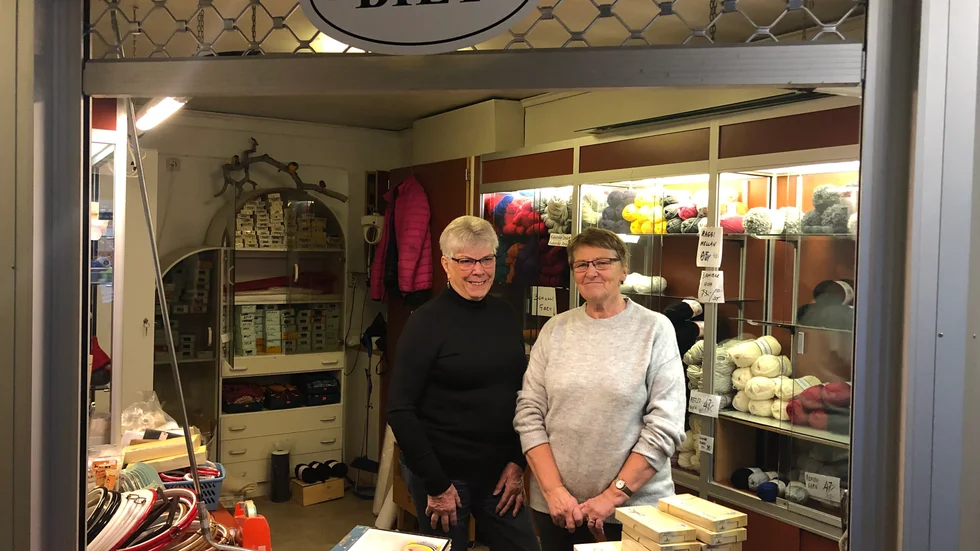 Anna-Lisa Karlsson och Britt Bäckström jobbar i handarbetsbutiken varje måndag och tisdag mellan 11 och 13. "Vi kanske inte sålt så mycket men butiken har haft en stor social funktion", säger Britt Bäckström.