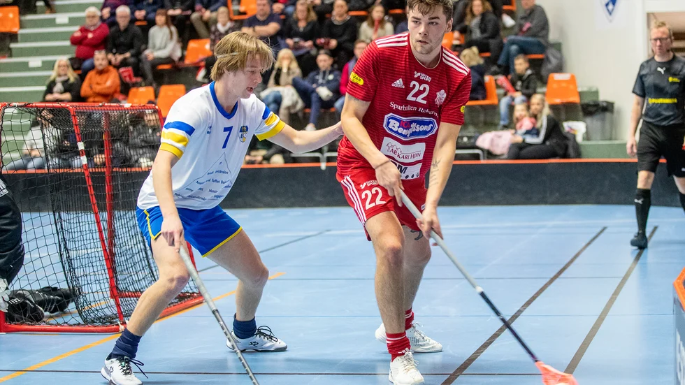 Strängnässtjärnan Adam Nilsson har fortfarande ont efter smällen han åkte på i hemmapremiären mot Hagunda.