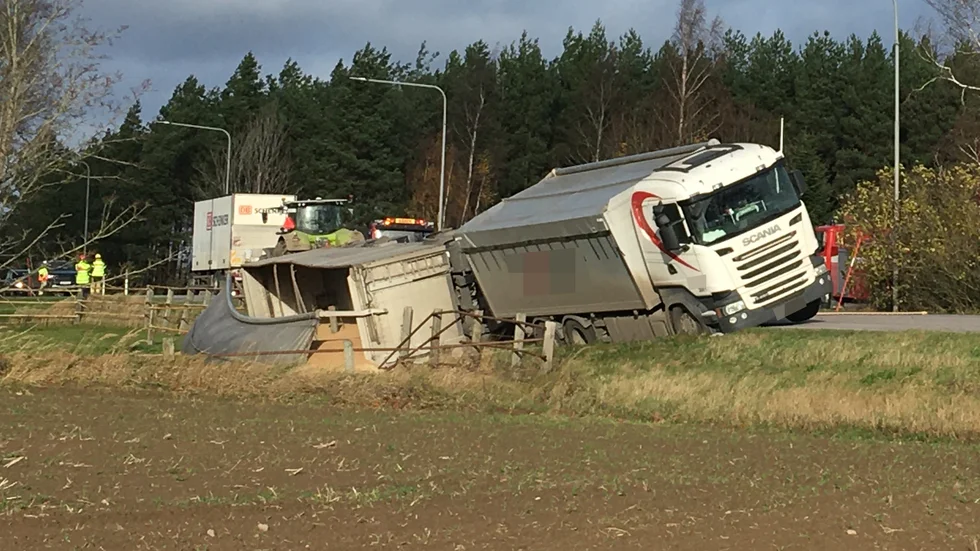 Lastbilens släp välte ner i diket efter trafikolyckan på torsdagen.