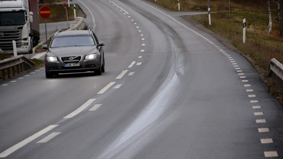Det har varit en kall natt i Sörmland och många vilda djur har varit i farten. Kombinationen gör att både polis och räddningstjänst uppmanar till försiktighet.