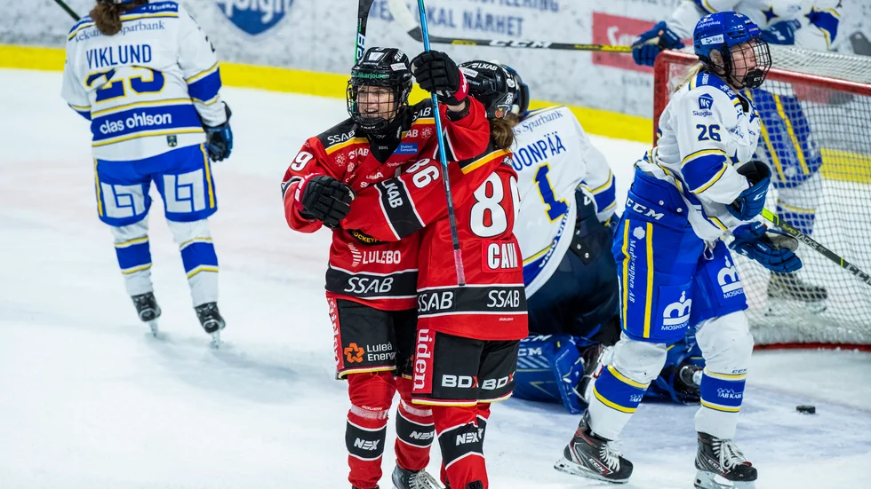 Emma Nordin och Michela Cava jublar efter att Nordin fullbordat sitt hat-trick.